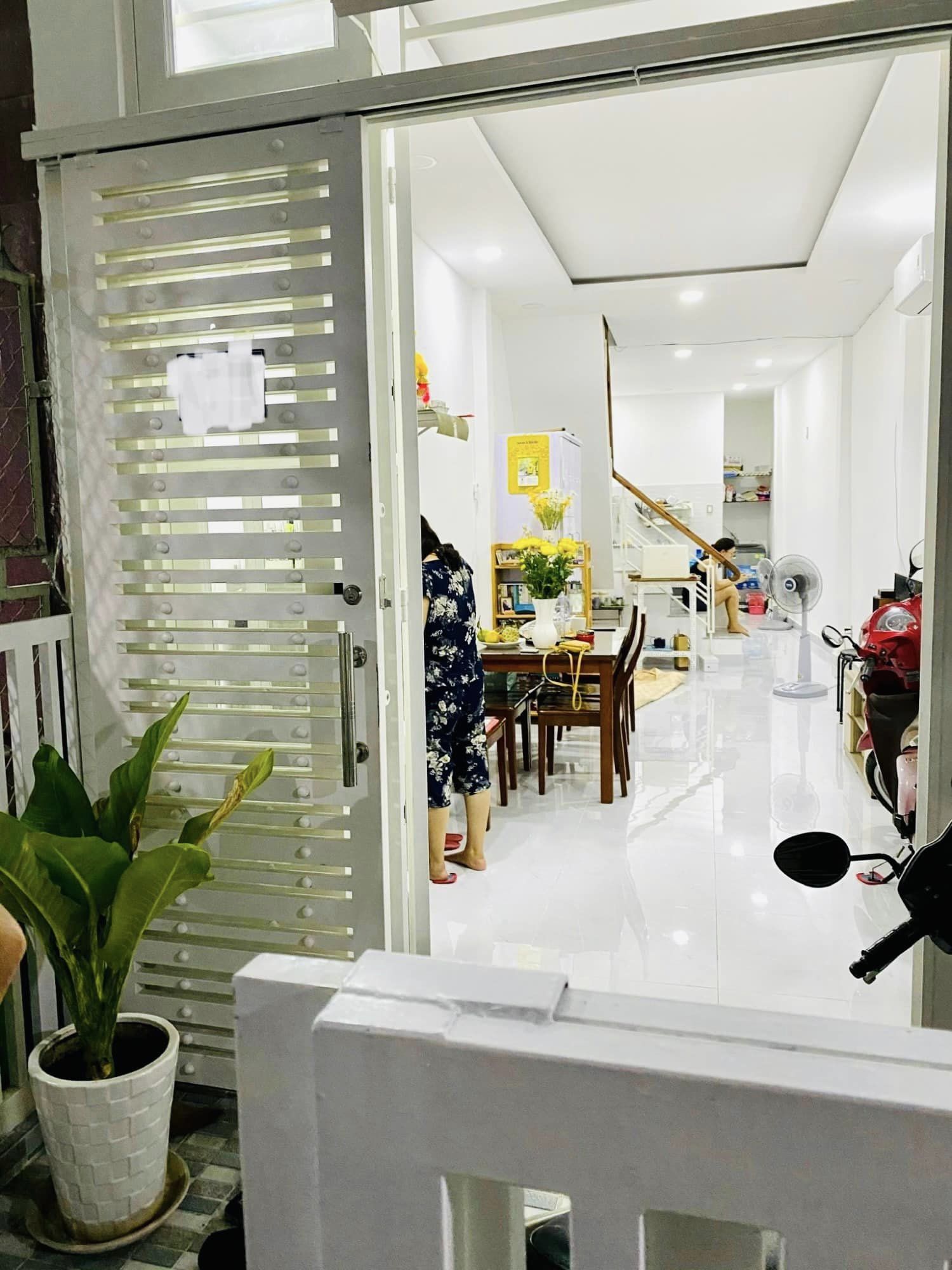 Cần bán gấp nhà 48 m2, 2 tầng, ngay trung tâm Q 4, chỉ với 3 Tỷ 990 (Đã giảm 360 Triệu)