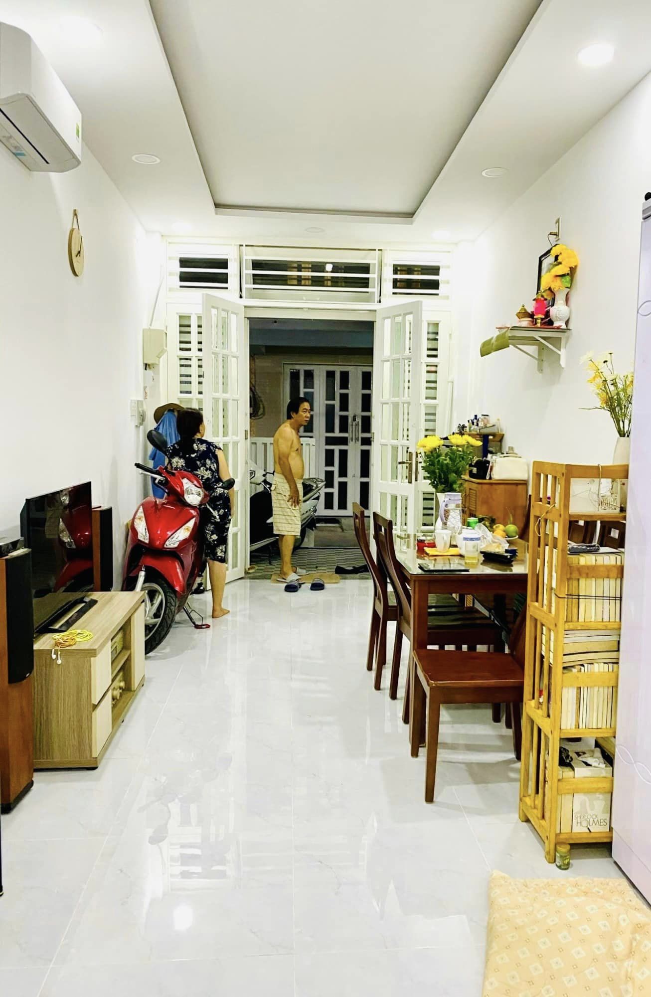 Cần bán gấp nhà 48 m2, 2 tầng, ngay trung tâm Q 4, chỉ với 3 Tỷ 990 (Đã giảm 360 Triệu)