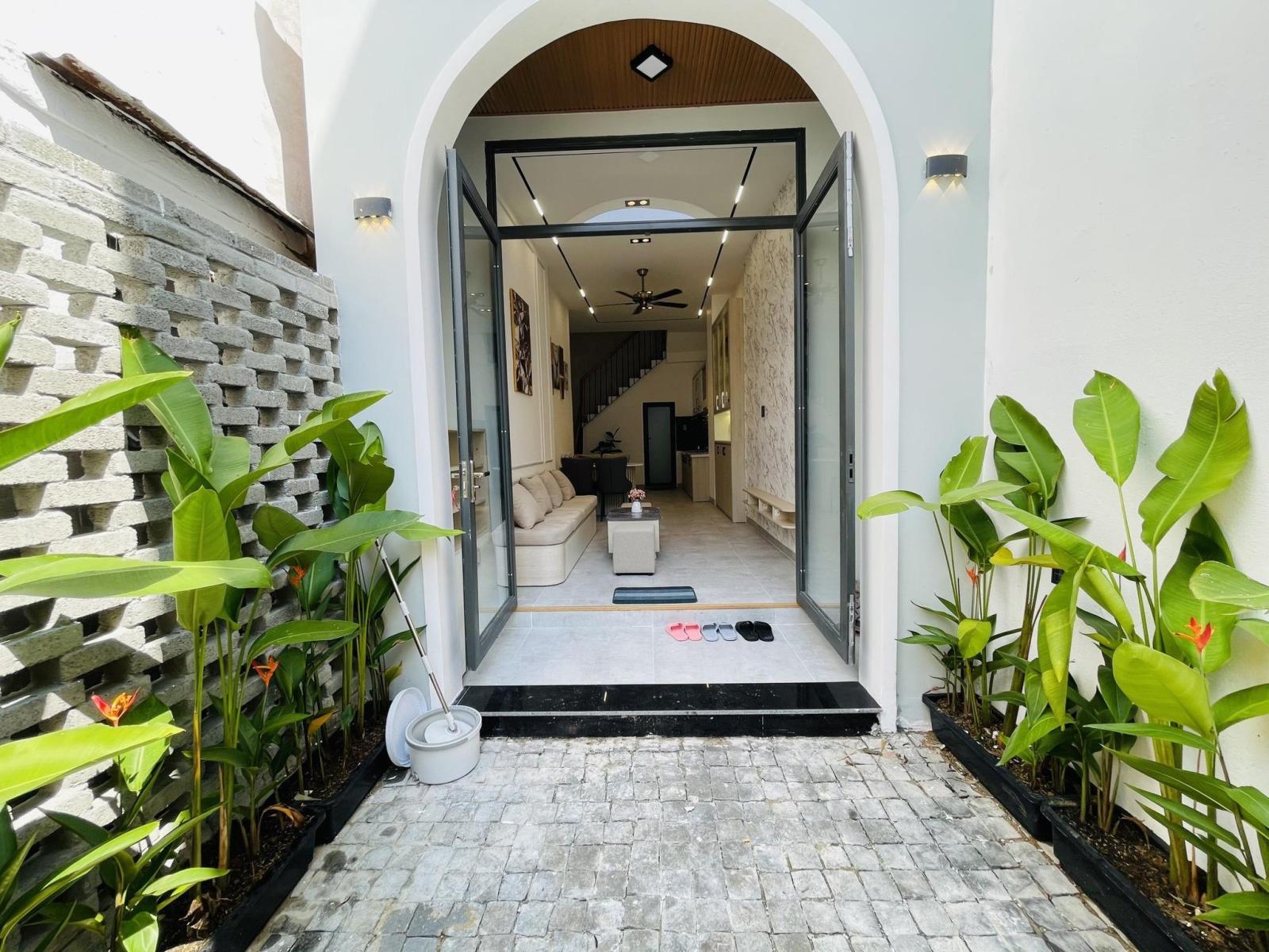 Bán Nhà ngộp HXH Hoàng Hoa Thám 4*12m 5 tầng chỉ 5.3 tỷ