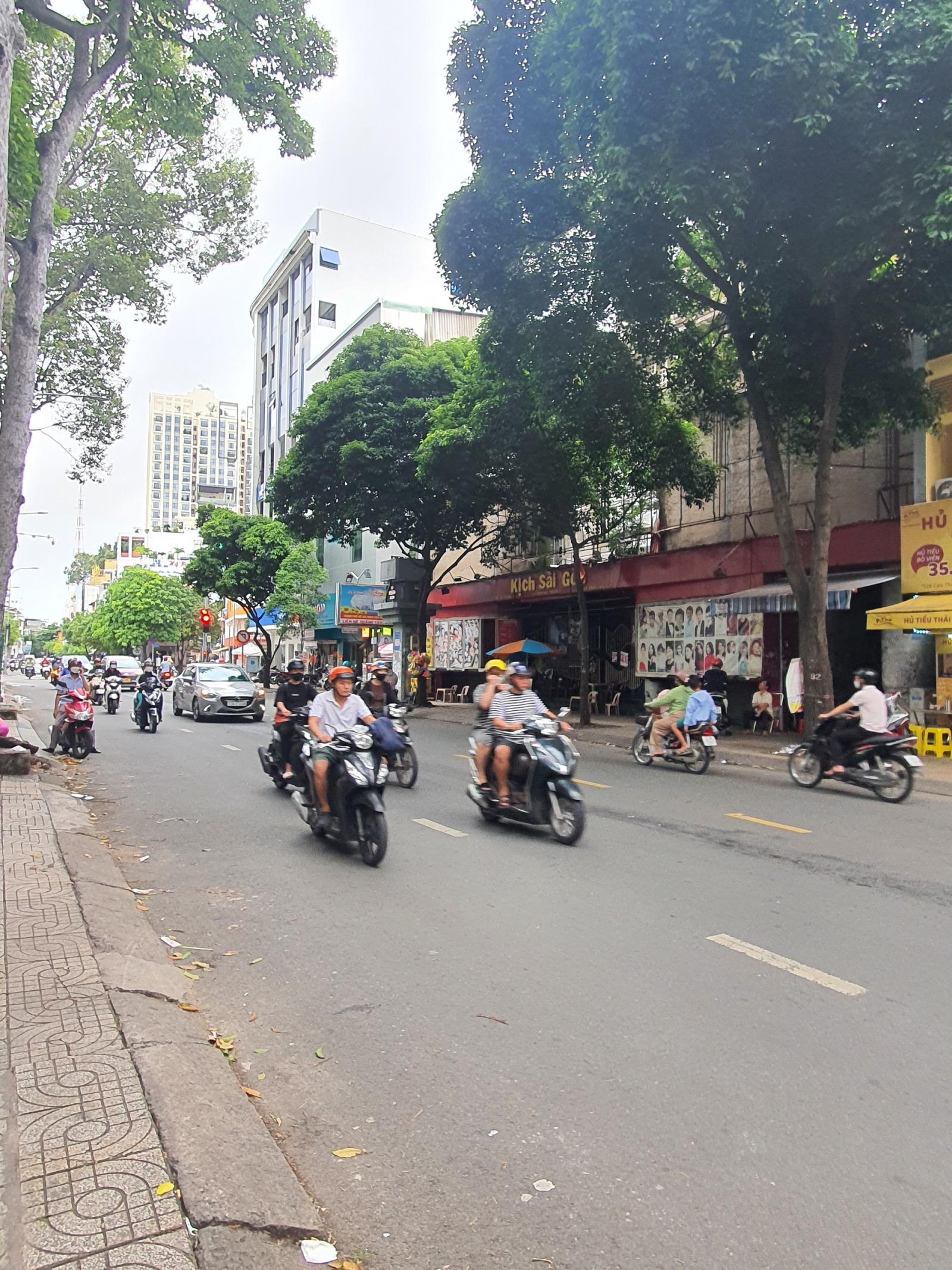 Cần bán nhà 2 mặt tiền trước sau đường Lê Thánh Tôn - Ngay Chợ Bến Thành. KC sẵn: 5 tầng nổi