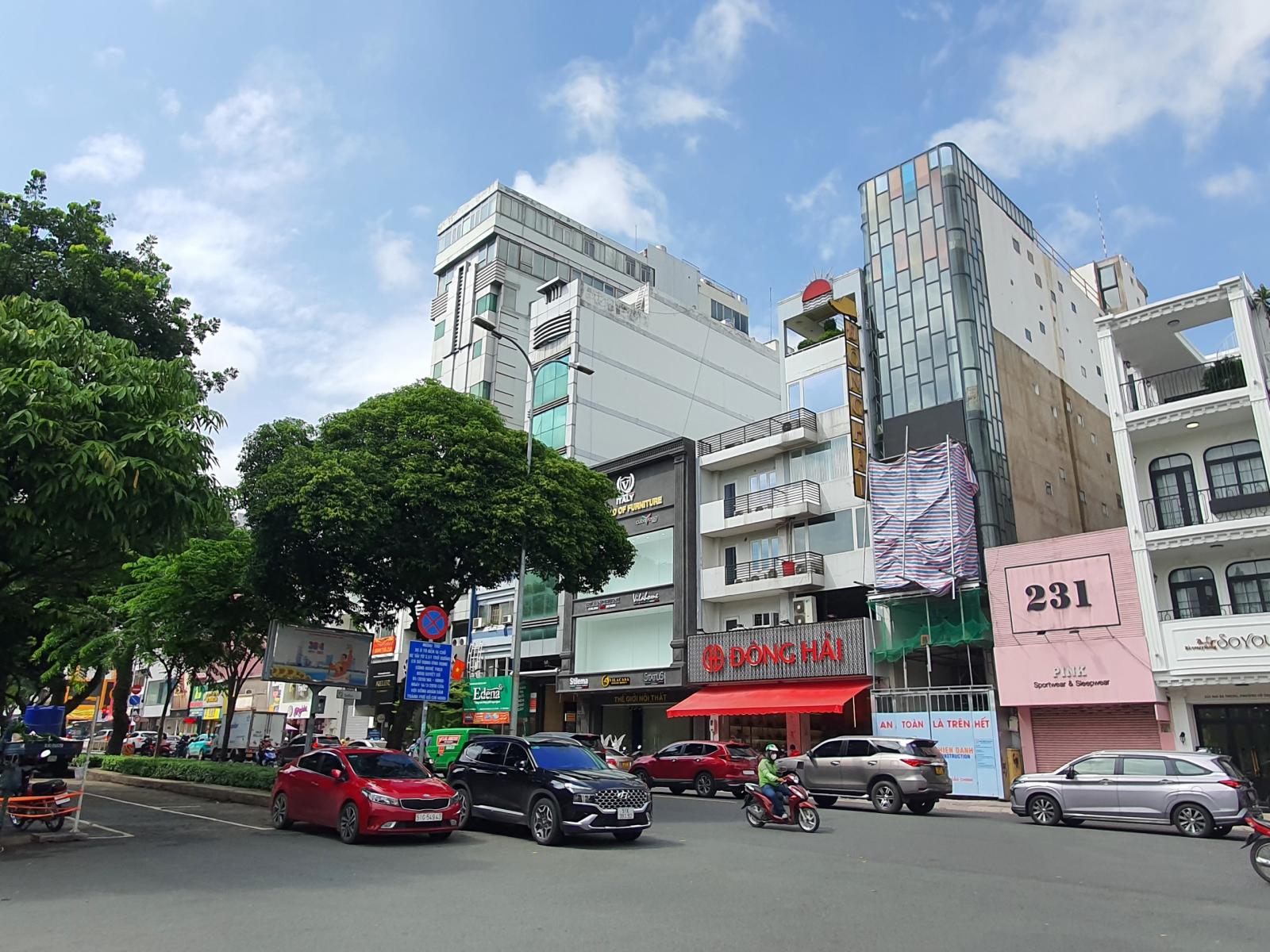 Ngộp bank. Chỉ 400 tr/m2 mặt tiền Hai Bà Trưng, Quận 1. DT = 9x21m = 180m2 = 4T. HĐT = 170 tr/th