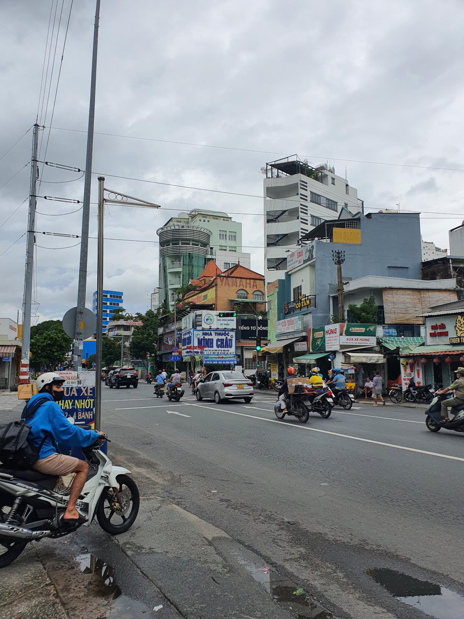 Ngộp bank. Chỉ 400 tr/m2 mặt tiền Hai Bà Trưng, Quận 1. DT = 9x21m = 180m2 = 4T. HĐT = 170 tr/th