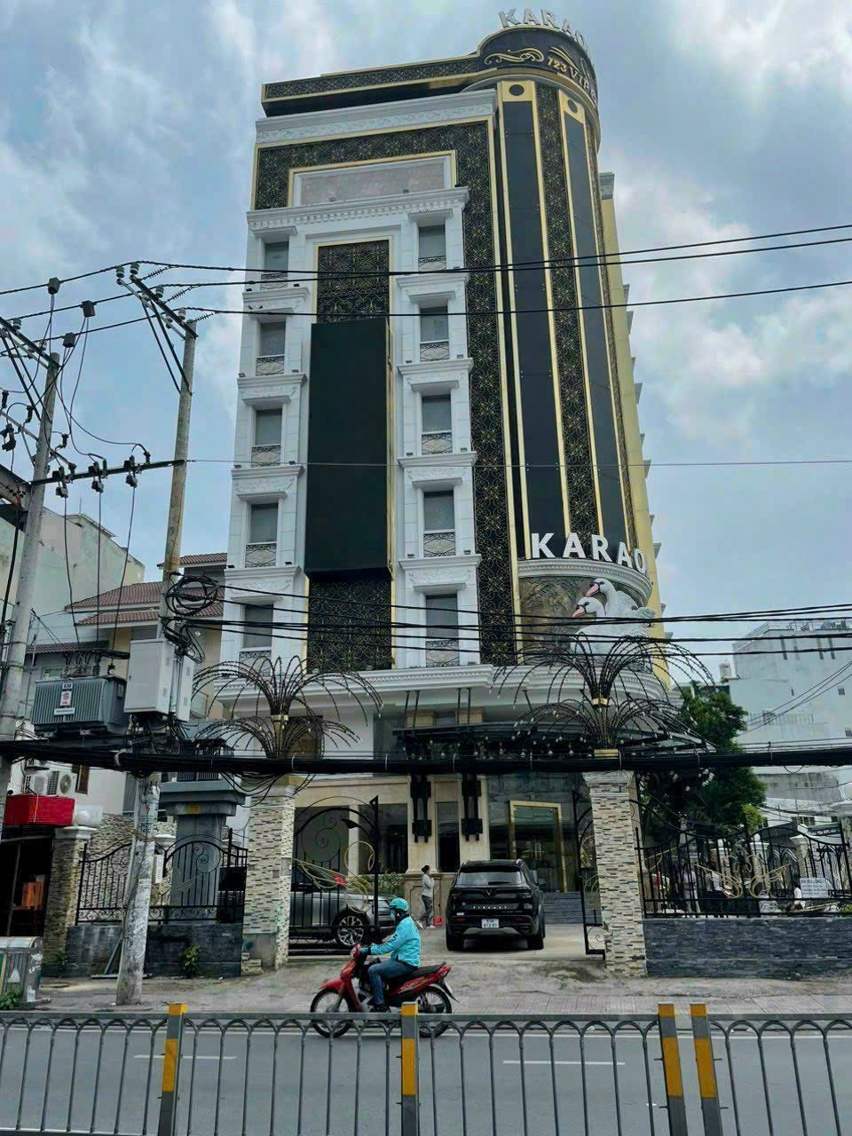 Bán toà nhà góc 2MT Nguyễn Thị Thập Quận 7, DT 18x32m, KC 7 tầng