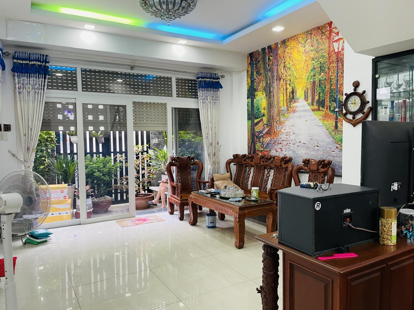 Chủ ngộp, bán gấp nhà DT khủng 80m2 đường Cách Mạng Tháng 8 giá chỉ 9.6 tỷ TL