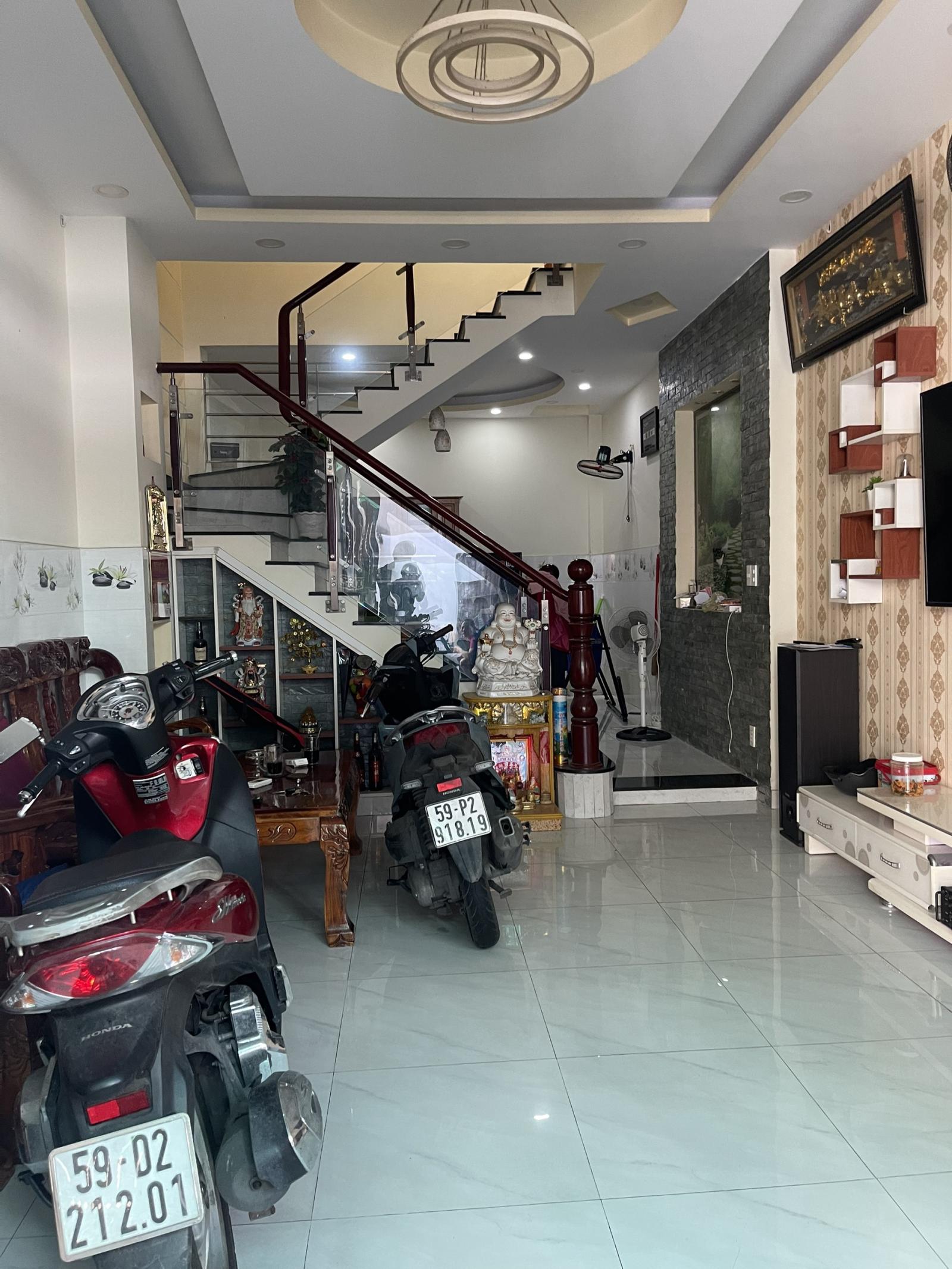 Chủ ngộp, bán gấp nhà Dt 85m2 đường Bành Văn Trân giá chỉ 9.6 tỷ TL