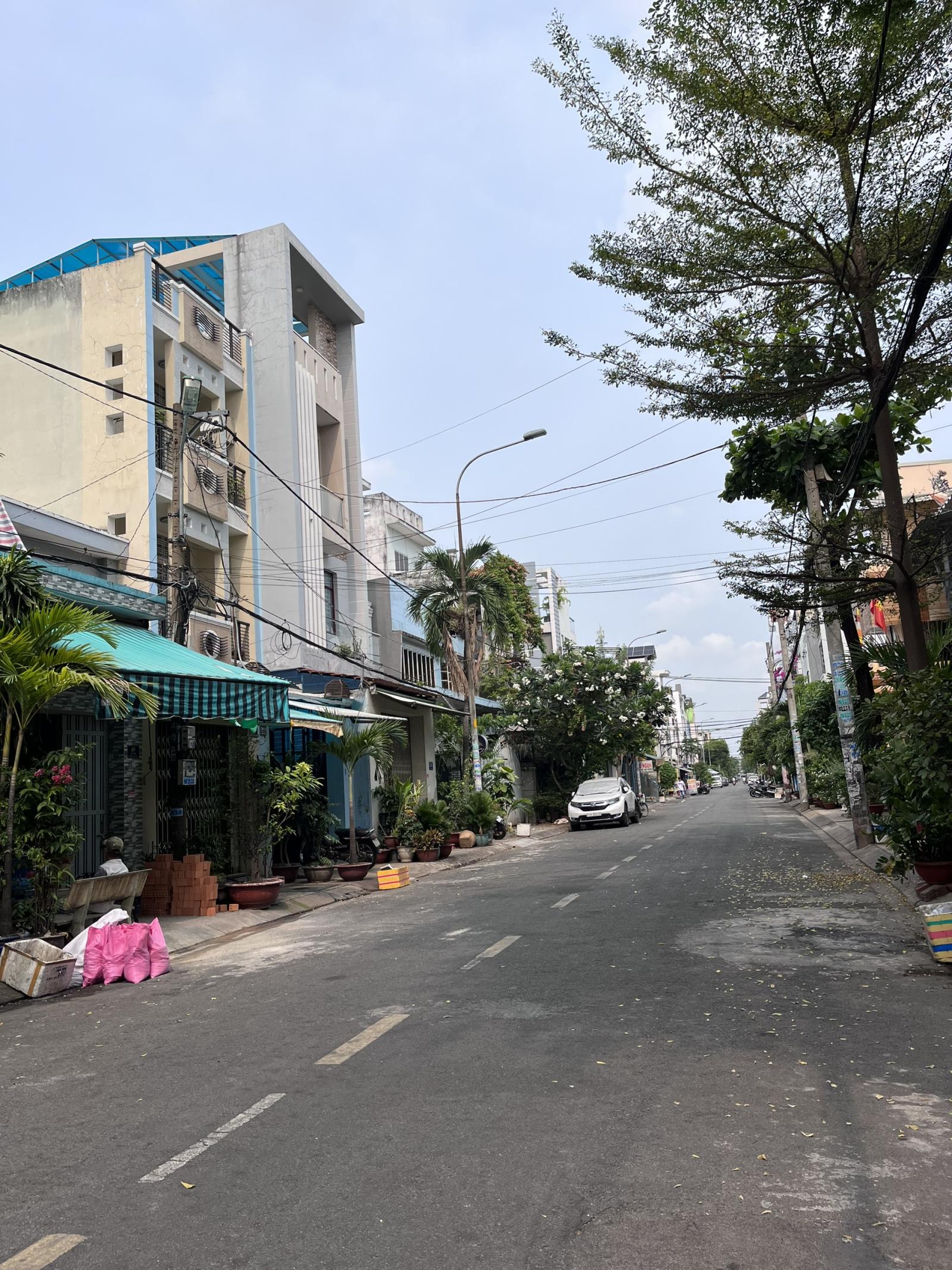 Càn bán nhà mặt tiền nội bộ đường rộng 13m đường Lê Lâm, 4x18m, 4 Lầu ở liền