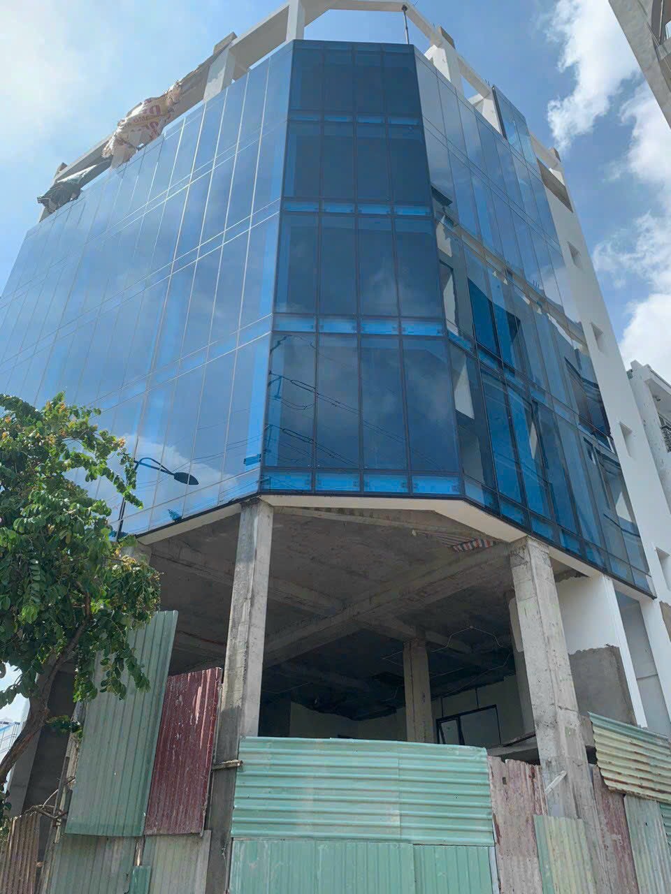 Bán tòa nhà MT Phạm Văn Đồng, P.13, Bình Thạnh: 14 x 13, giá 43 tỷ