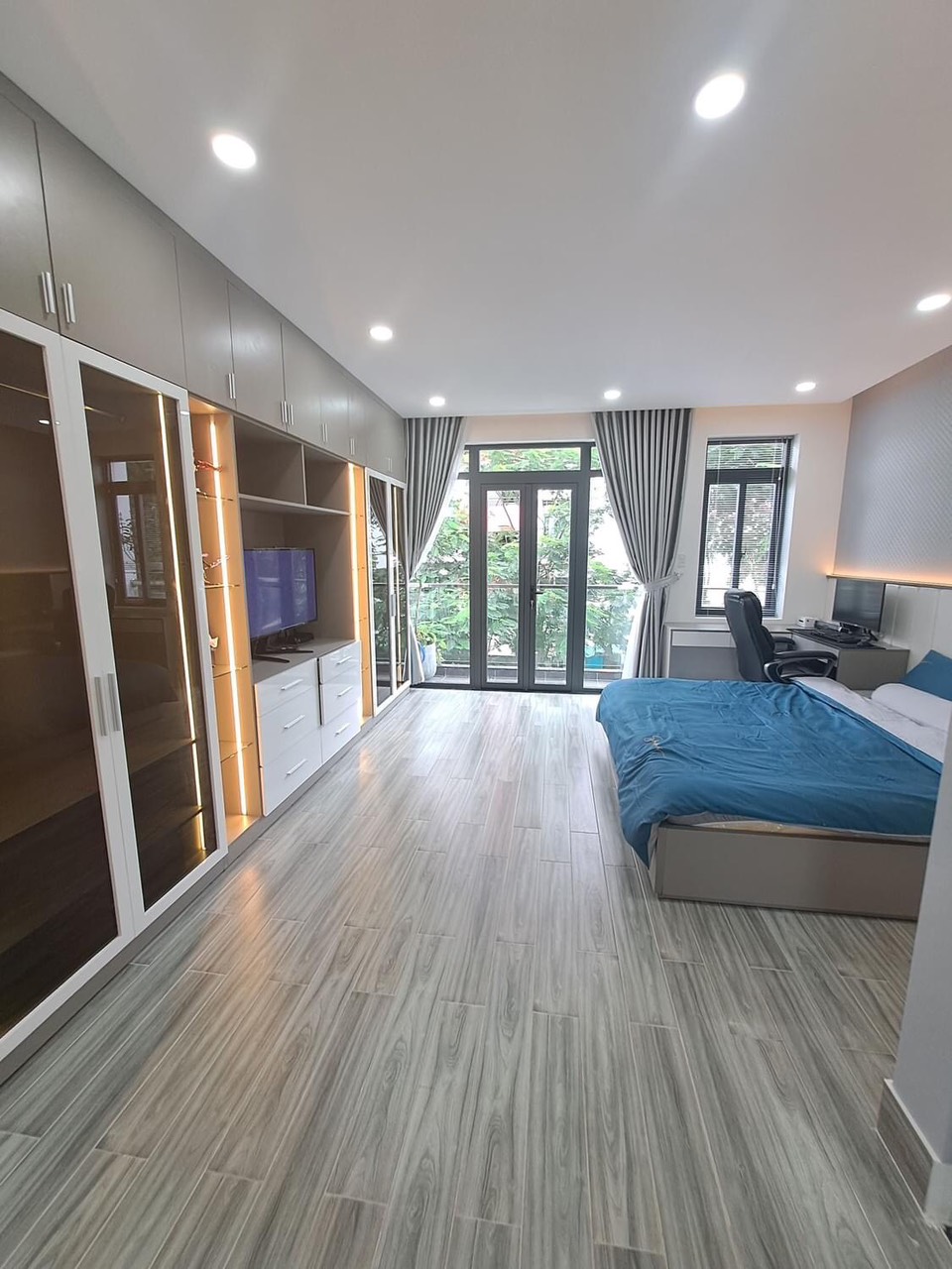 Siêu phẩm 5 lầu mới có thang máy ngang 5m 60m2 Phan Huy Ích vài bước đi siêu thị 8.9 tỷ.