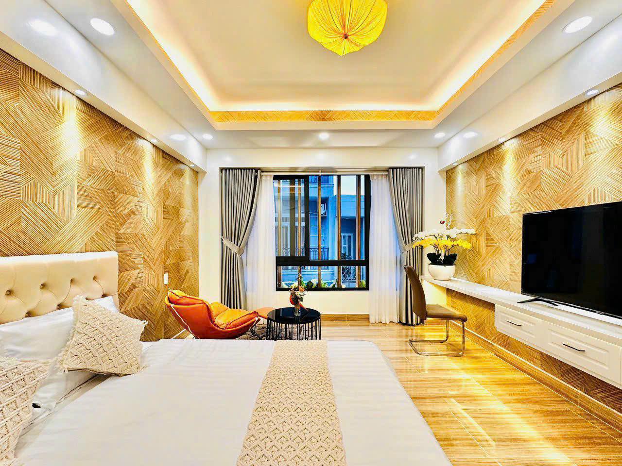 Chủ ngộp, bán nhà diện tích siêu khủng 4.4x30m, đường Lê Văn Huân gần Etown Cộng Hòa, giá 8.5tỷ TL