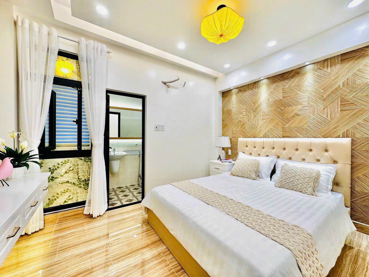 Chủ ngộp, bán nhà diện tích siêu khủng 4.4x30m, đường Lê Văn Huân gần Etown Cộng Hòa, giá 8.5tỷ TL
