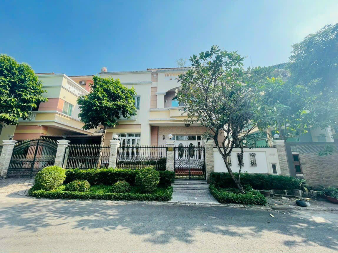 Bán villa sân vườn quận Phú Nhuận , ngay Công viên Gia Định  DT 8 x 30m, giá bán chỉ 32.8 tỷ