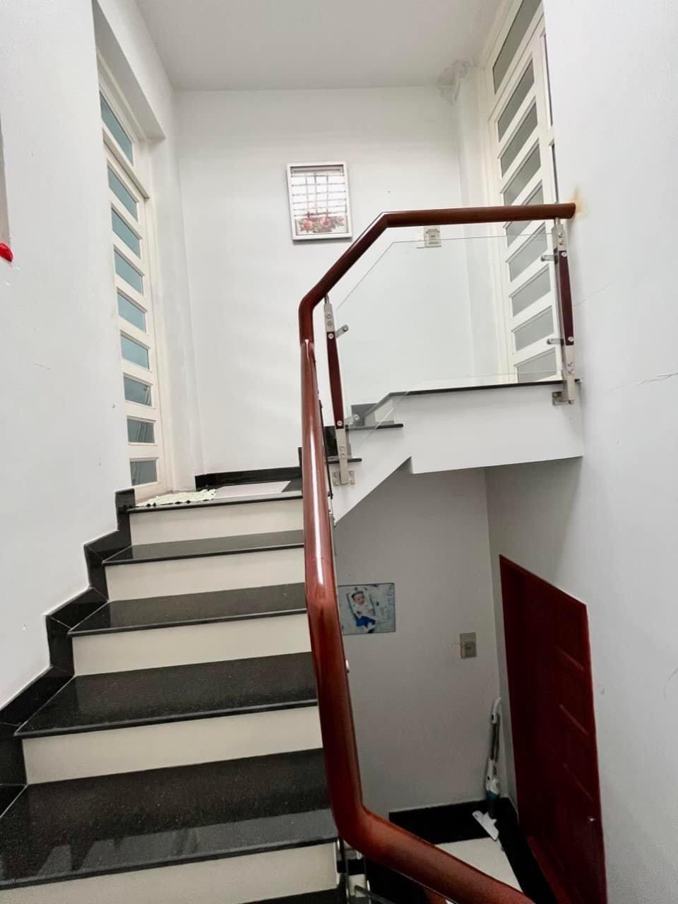 Căn hộ dịch vụ gồm 11p 5 tầng lầu thang máy, nhà riêng đường 6m Cộng Hòa phường 13 quận Tân Bình .
