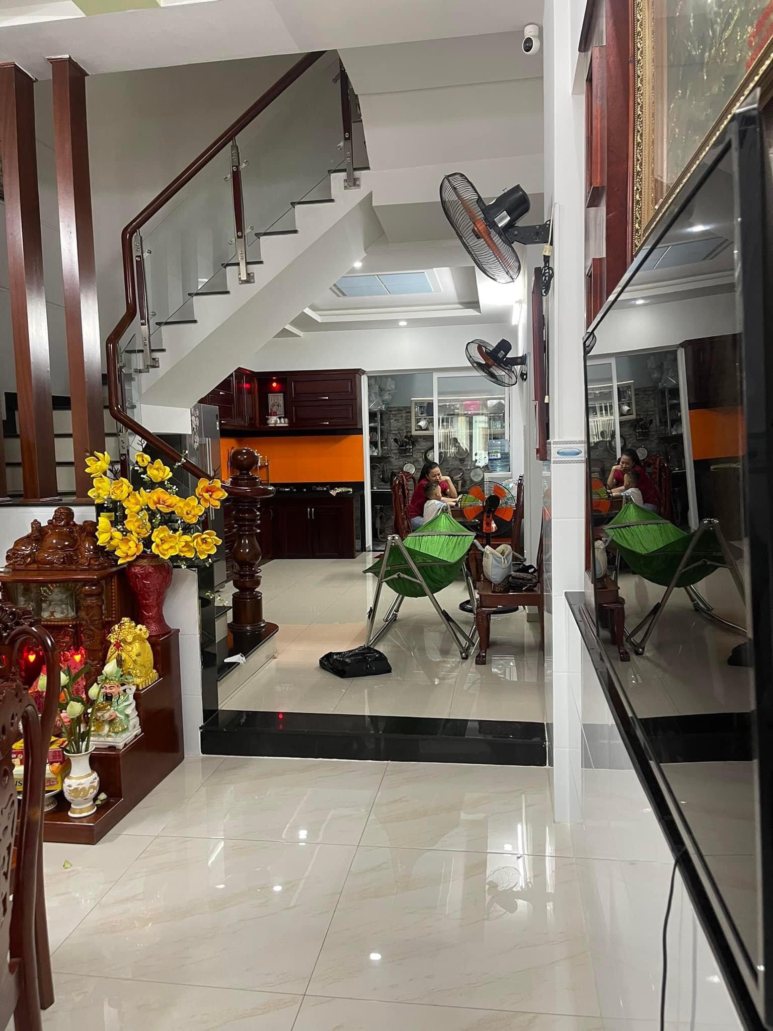 Căn hộ dịch vụ gồm 11p 5 tầng lầu thang máy, nhà riêng đường 6m Cộng Hòa phường 13 quận Tân Bình .