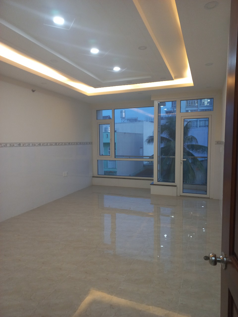 Bán gấp nhà mặt tiền Tạ Quang Bửu, Nhà mới đẹp, kinh doanh buôn bán sầm uất, giá rẻ 13.5 tỷ, LH: 0934.933.978