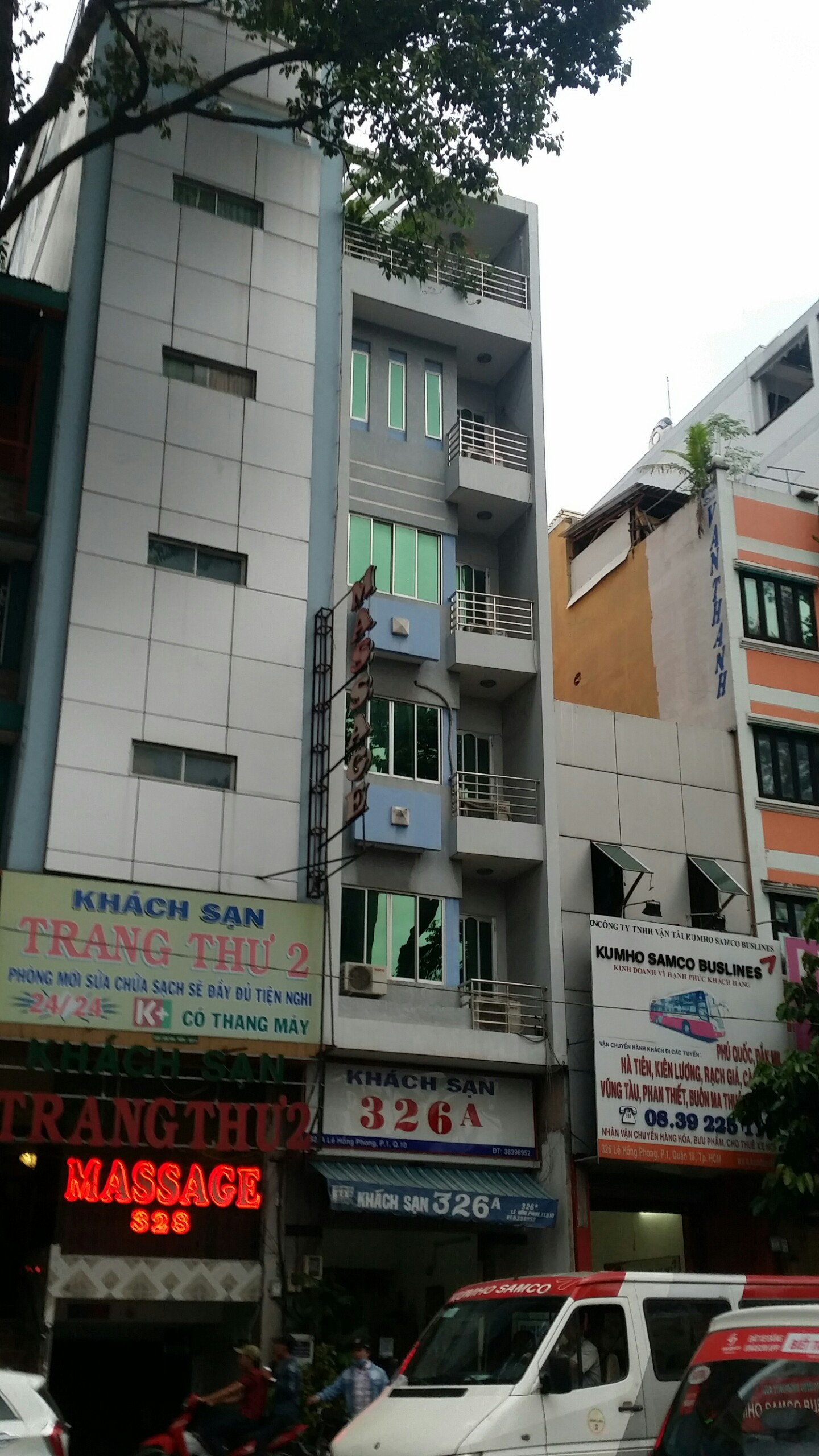 Bán gấp tòa nhà 1 hầm 6 lầu đường Nguyễn Cửu Vân, phường 17, Bình Thạnh. DT: 8x29m.