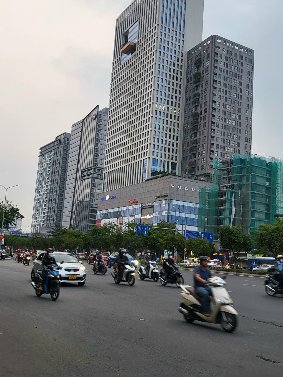 Bán tòa nhà góc 2MT Lê Quang Định 5 x 22m, hầm 8 lầu, giá chỉ 25.8 tỷ