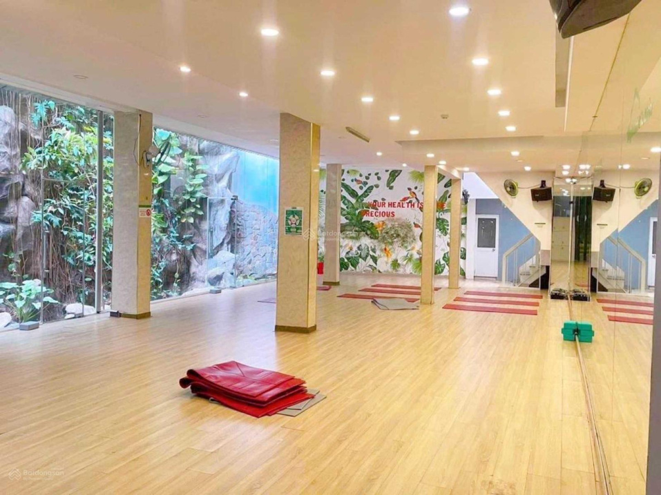 Cho thuê tòa nhà làm yoga, gym, bida, 12x20m, 3 tầng, sàn suốt rộng thoáng, mặt tiền Phú Nhuận