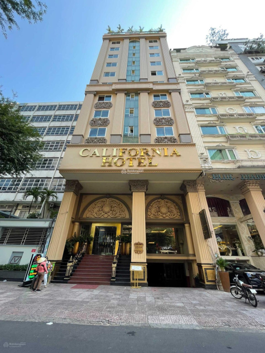 Bán khách sạn ngay mặt tiền Hoàng Việt P. 4 Quận Tân Bình - DT (8.2 x 20) - hầm 9 tầng - giá 49 tỷ