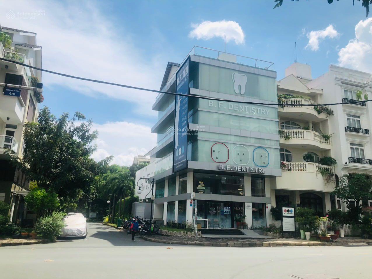 Bán nhà phố góc 2 mặt tiền đường Phạm Thái Bường Quận 7, DT: 10x18m, Hầm + 6 lầu