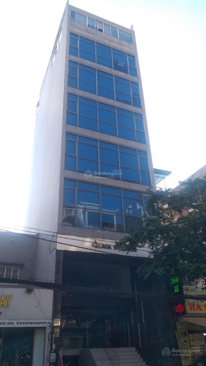 Nhà mới, ngang 7m có thang máy - cho thuê toà nhà mặt tiền 156 Trần Huy Liệu, Quận Phú Nhuận..!