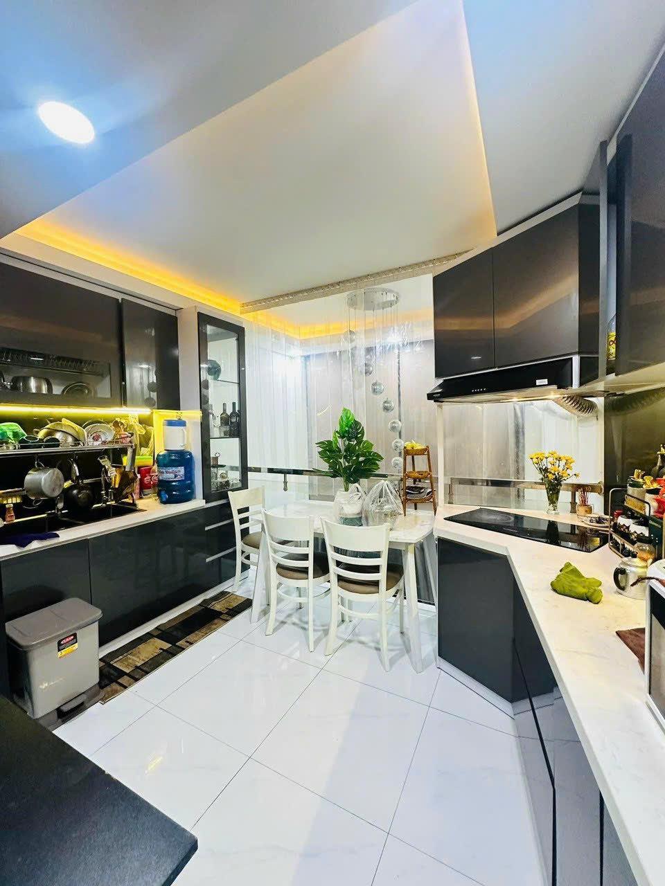 Quận 5 Giáp Quận 1 Sát Mặt Tiền An Dương Vương-HXH 4Tầng BTCT 40m2- Hơn 9Tỷ