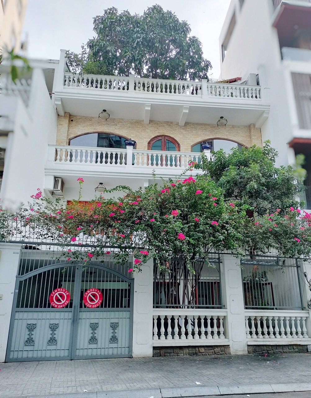 Bán Siêu Biệt Thự Sân Vườn đường Thạch Thị Thanh, P Tân Định Q1 (10x24 - 4 tầng) - 125 Tỷ
