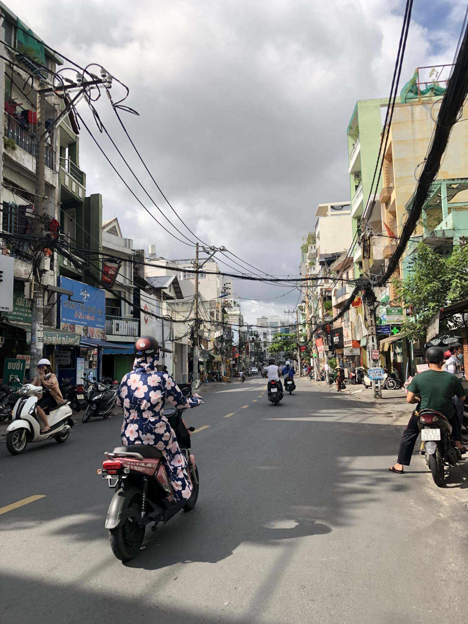 Bán nhà mặt tiền Lạc Long Quân, Tân Bình. DT: 7x18m, nhà 4 tầng giá 25.5 tỷ