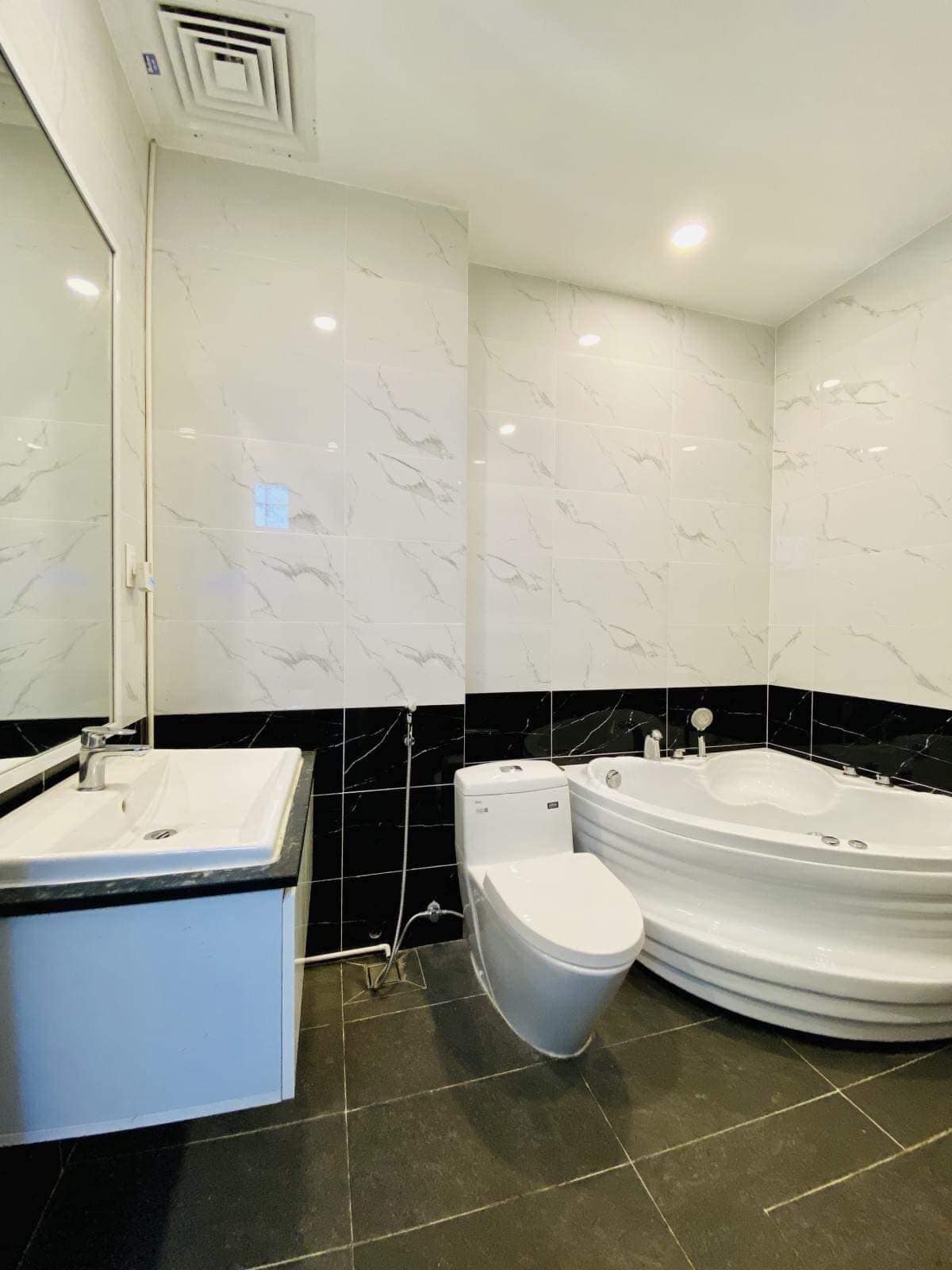 KHU VIP HUỲNH VĂN BÁNH - HẺM XE HƠI THÔNG - NHÀ MỚI SANG XỊN