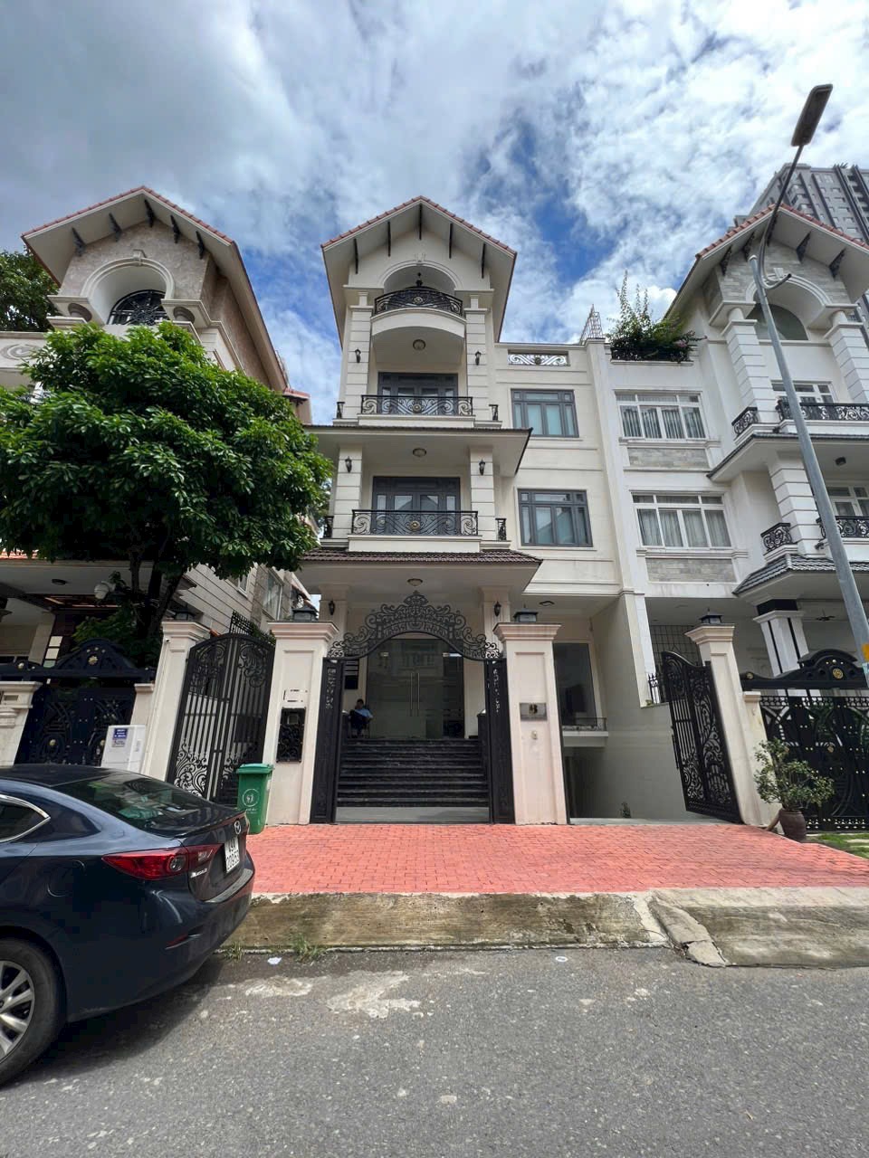Bán giá cực rẻ biệt thự nhà đẹp Him Lam Kênh Tẻ trung tâm Quận 7, DT 10x20m , hầm + 4 lầu giá chỉ 36.5 ty
