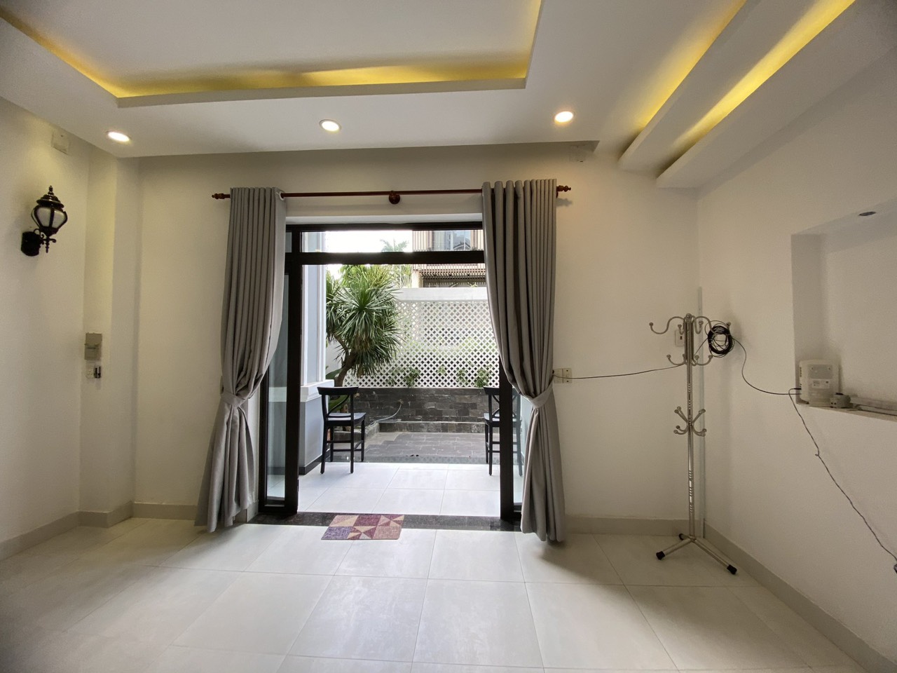 Bán villas đẹp giá siêu mềm đường Nguyễn Văn Hưởng, Thảo Điền, Quận 2 - DT: 8,5x18m - Giá: 30 tỷ (TL)