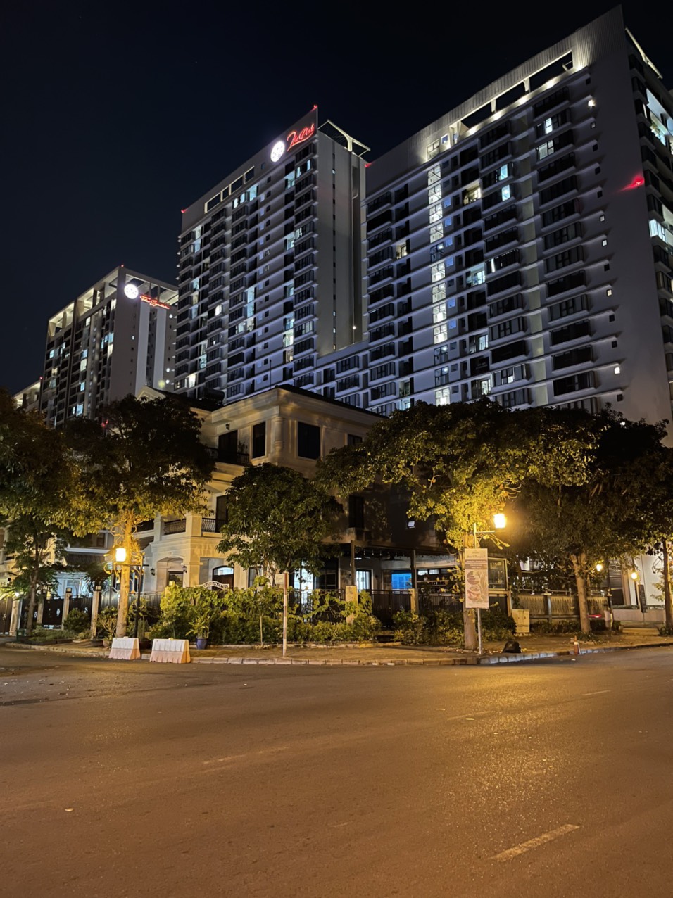 Cần bán căn biệt thự đẹp góc 2 mặt tiền trong Phú Mỹ Hưng, Quận 7 Nhà đẹp full nội thất Giá:95 tỷ