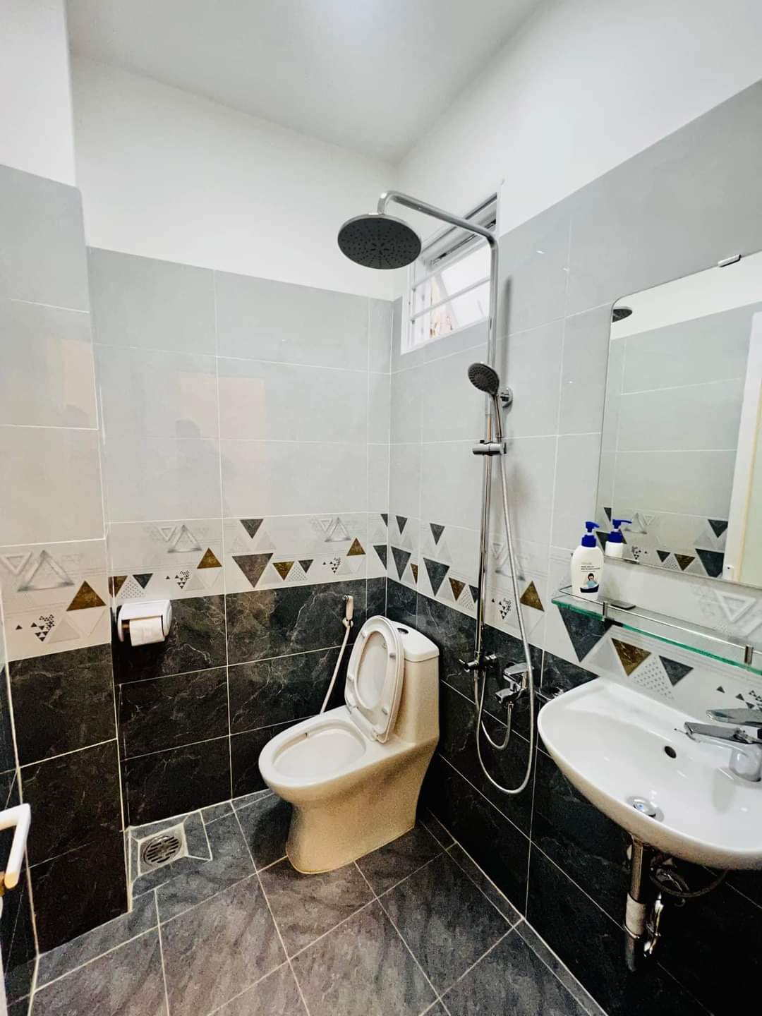 BÁN NHÀ GẦN ĐƯỜNG LÊ QUANG ĐỊNH DT: 78M2 GIÁ 3TY9 CÒN TL.