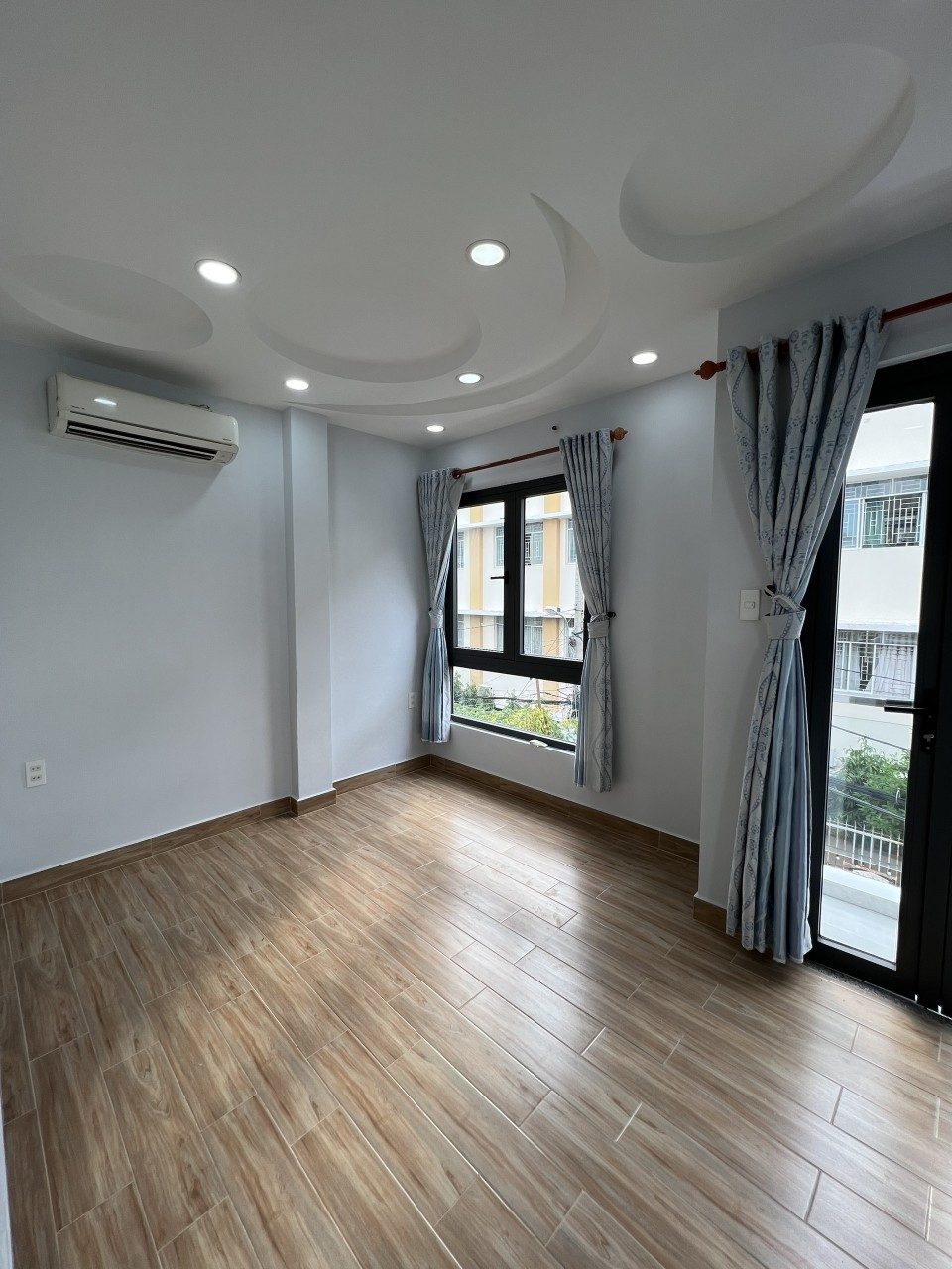 Cần bán gấp căn nhà MTKD Nguyễn Minh Hoàng phường 12 quận Tân Bình 80m2, 5 tầng giá 15 tỷ thương lượng 