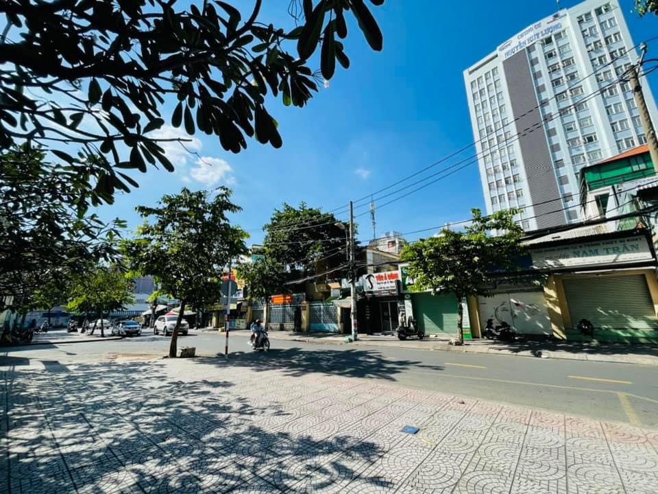 Bán nhà Mặt tiền Nguyên Huy Lượng - Nơ Trang Long, DT:7.5x38m, Cấp 4 tiện xây, giá 75 tỷ