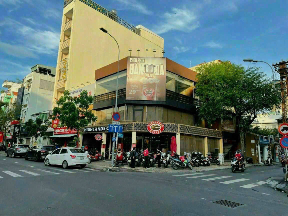 Bán nhà MT đường Nguyễn Văn Hưởng P Thảo Điền Quận 2 DT 12 x 39 DTCN 364 m2 giá 82 tỷ XD H 8 tầng