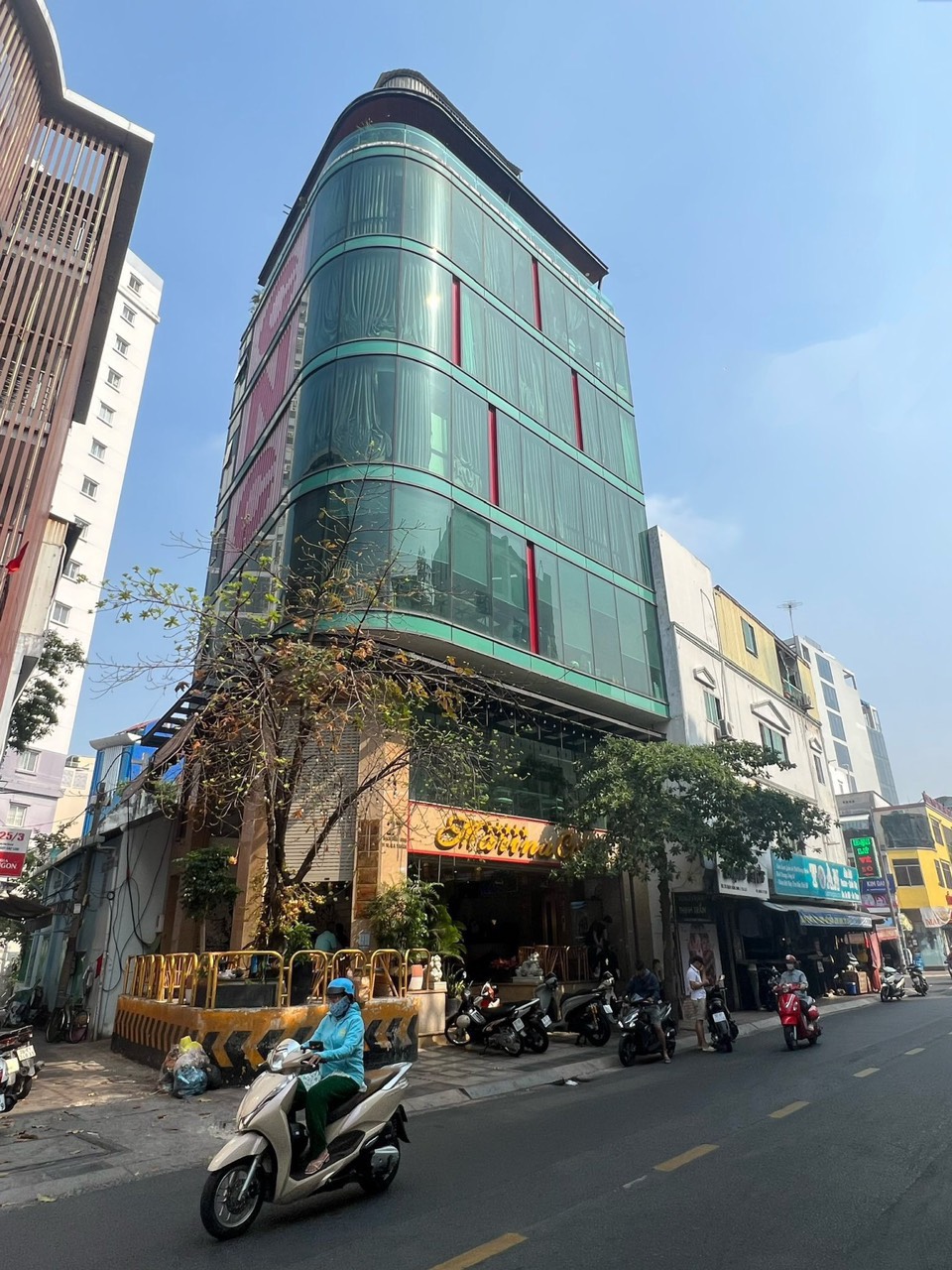 Bán nhà siêu vị trí mặt tiền Nguyễn Gia Trí (D2 cũ) - DT: 9 x 21m - 3 tầng - giá bán 48 tỷ TL
