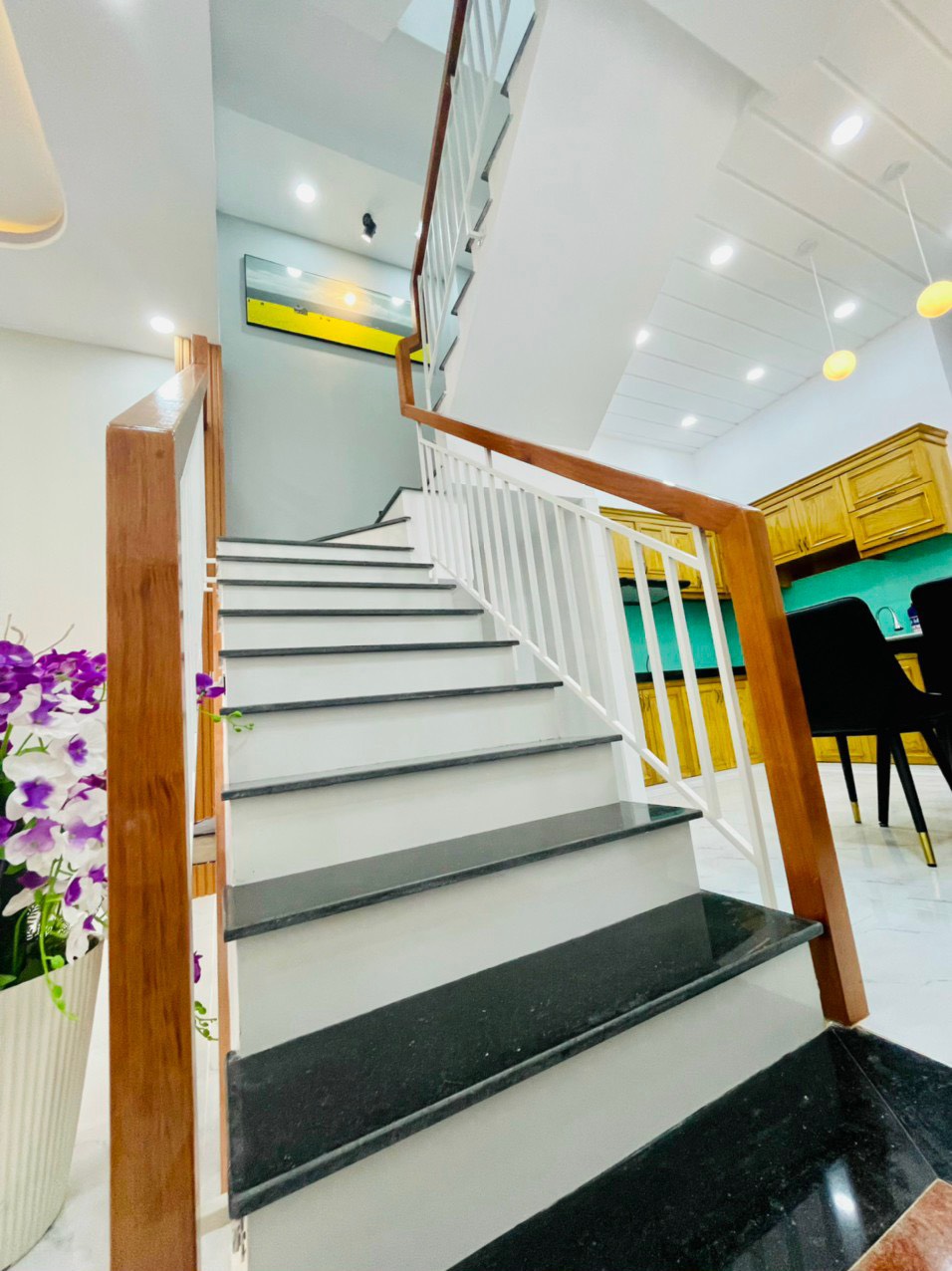 Cần bán gấp căn nhà đường Nguyễn Sỹ Sách phường 15 quận Tân Bình 4m x 20m 1 trệt, 1 lầu đúc mới giá 5.4 tỷ TL