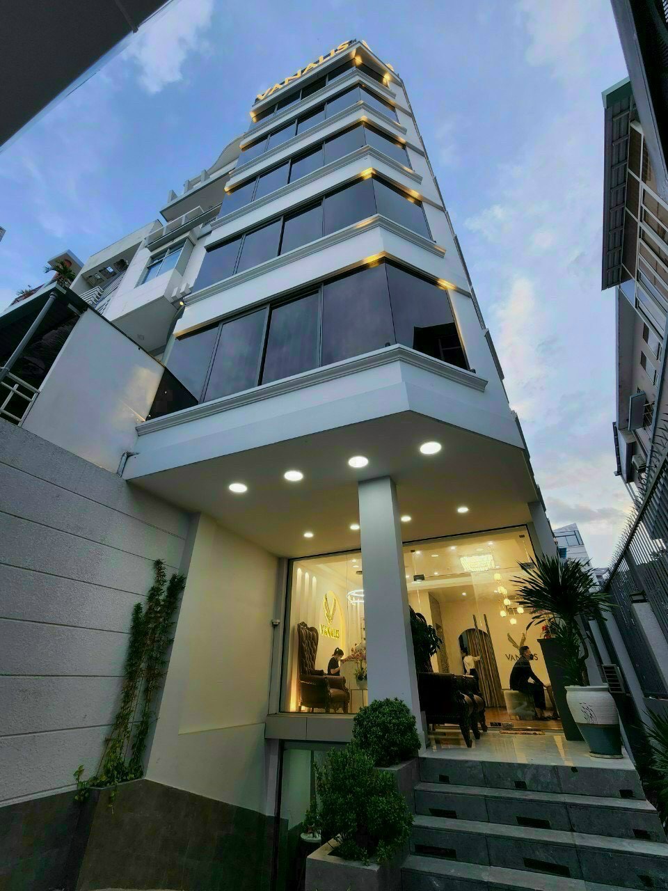 Nhà giá rẻ! Tòa nhà góc 3 MT Lê Quang Định, Q. BT - 7x25m - Hầm 8 lầu - HĐT: 250 triệu - Giá: 40 tỷ