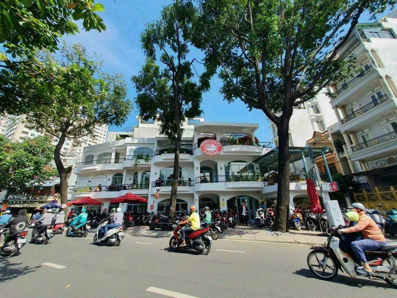 Bán siêu MT LÊ VĂN SỸ , P.13, Quận 3. DT: 30m x 15m nhà (350m2) góc 3 MT  đang cho siêu thương hiệu cafe thuê HDT: 180tr/tháng  