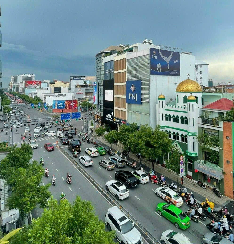 Bán gấp building Nguyễn Chí Thanh, Q10, DT: 10mx30m, NH 14m - 4 lầu - HĐT: 220 triệu - 95 tỷ