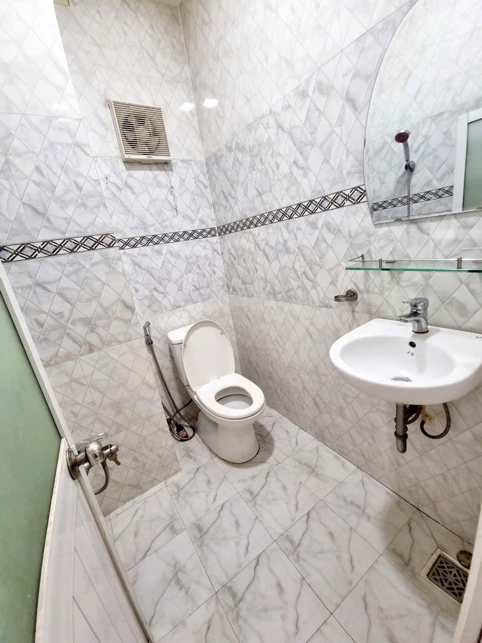 Nhà đẹp Ngang 4x8 m 5 tấm Khánh Hội Q4 có 5 tỷ