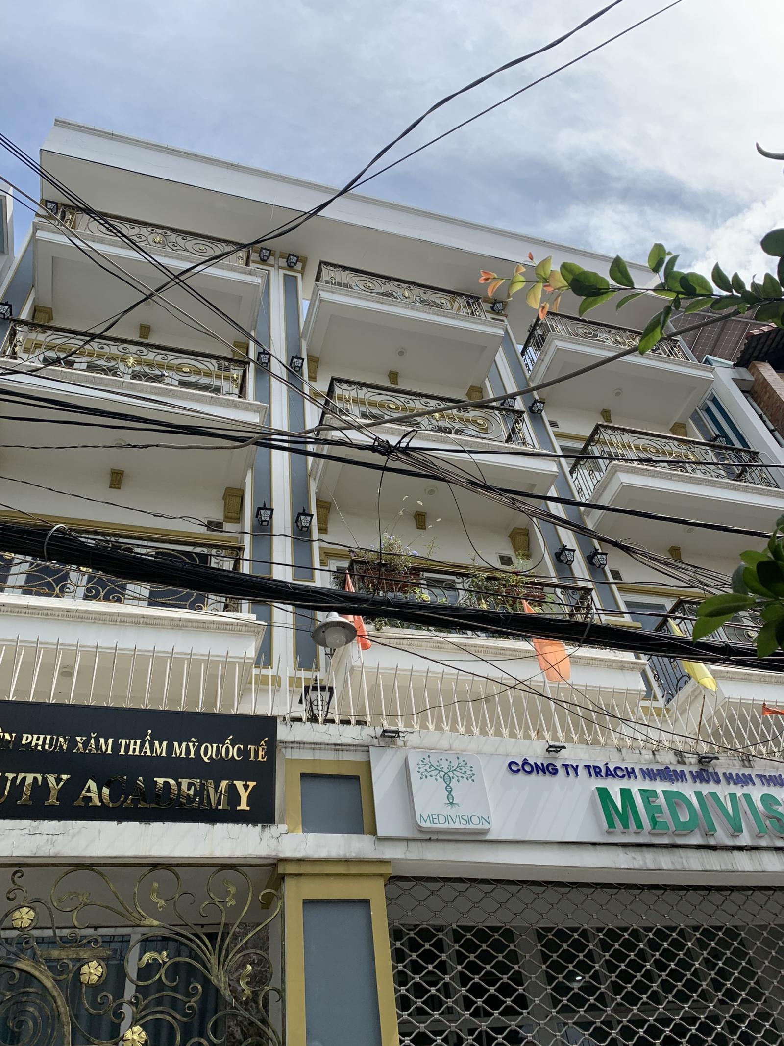 Nhà 4 tầng mới cứng ngay góc ngã tư Lê Quang Định & Phạm Văn Đồng, sát Emart GV, kế bên ĐH Công Nghiệp.