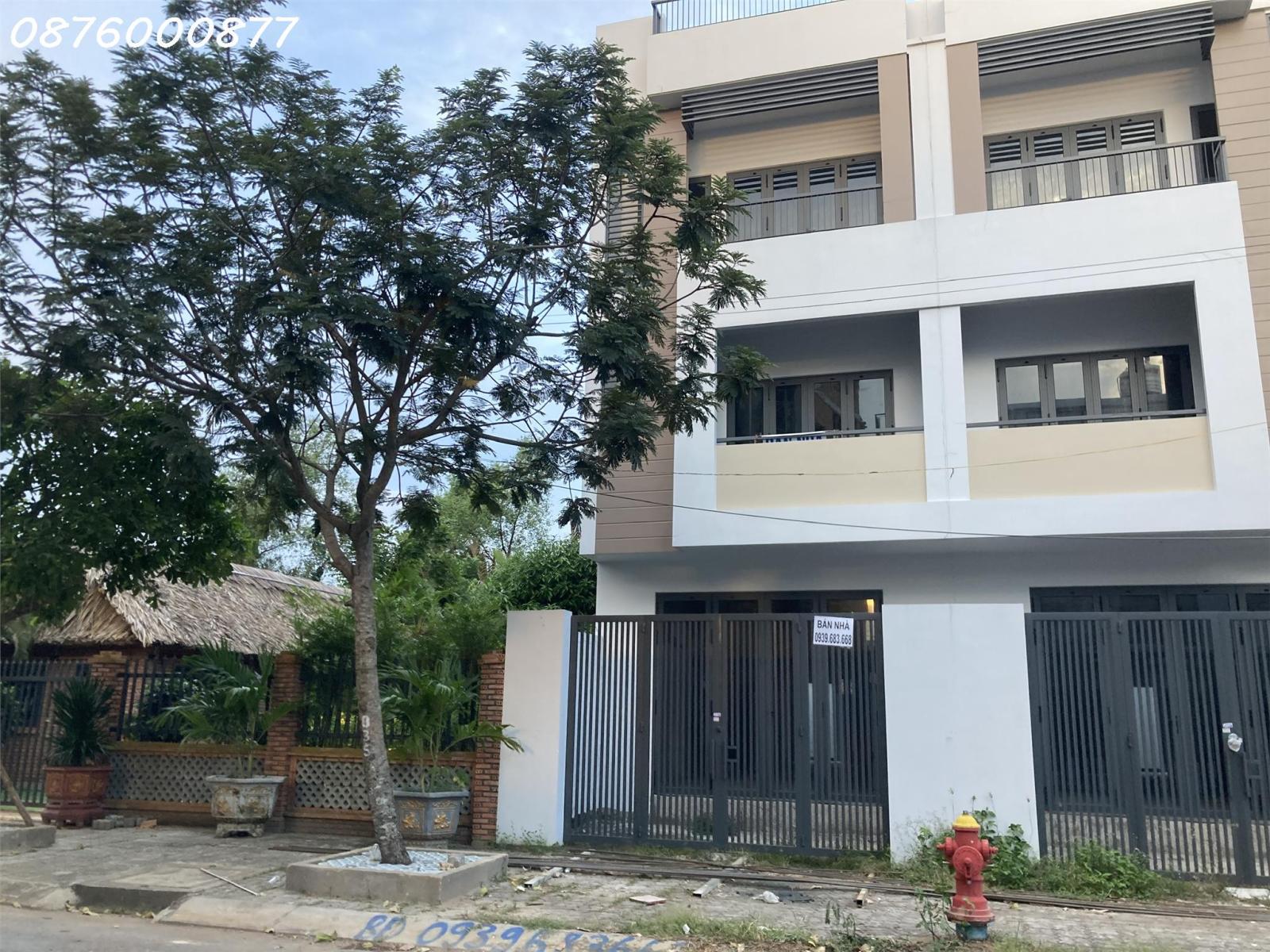 Bán nhà phố Lê Văn Lương Nhà Bè. 3 lầu + sân thượng đường 16m đối diện tòa nhà cho thuê 100 phòng