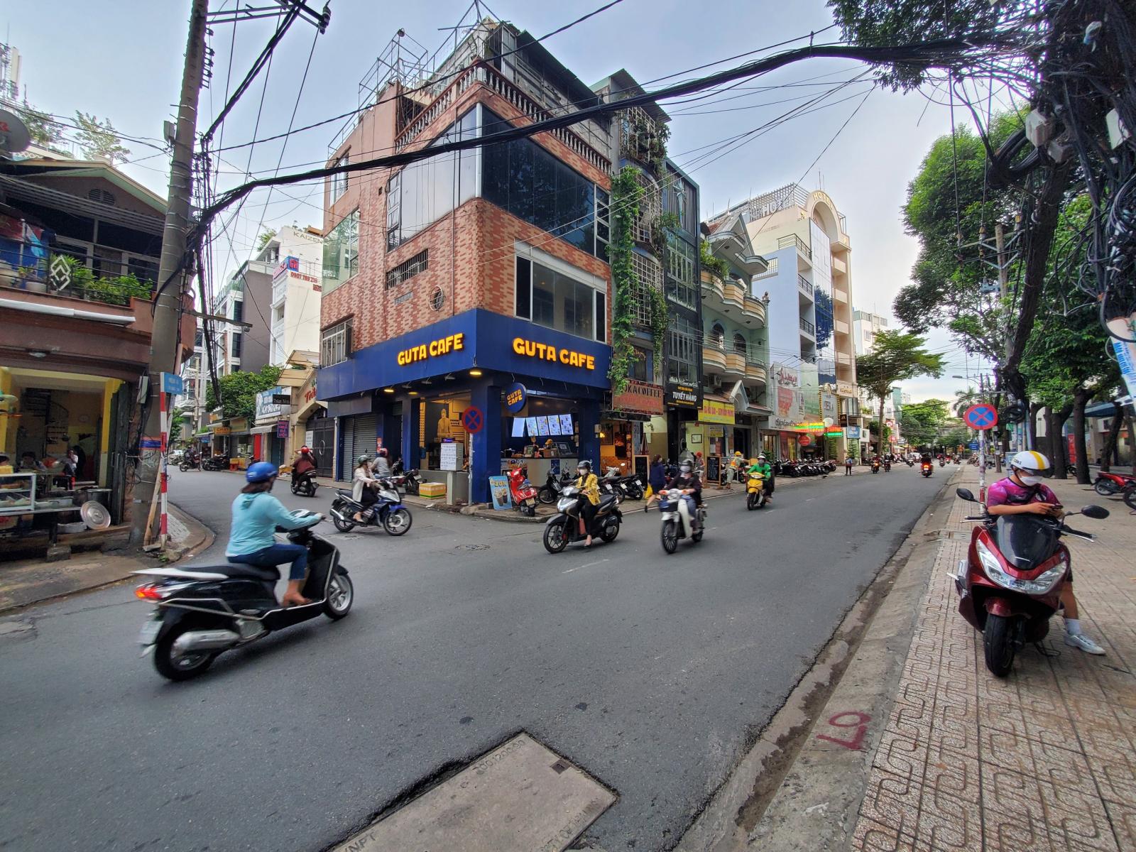 Góc 2 mặt tiền Nguyễn Hồng Đào, 4mx20m, 4 lầu, giá 15 tỷ, không lộ giới, hẻm hông 6m, gần ga Metro