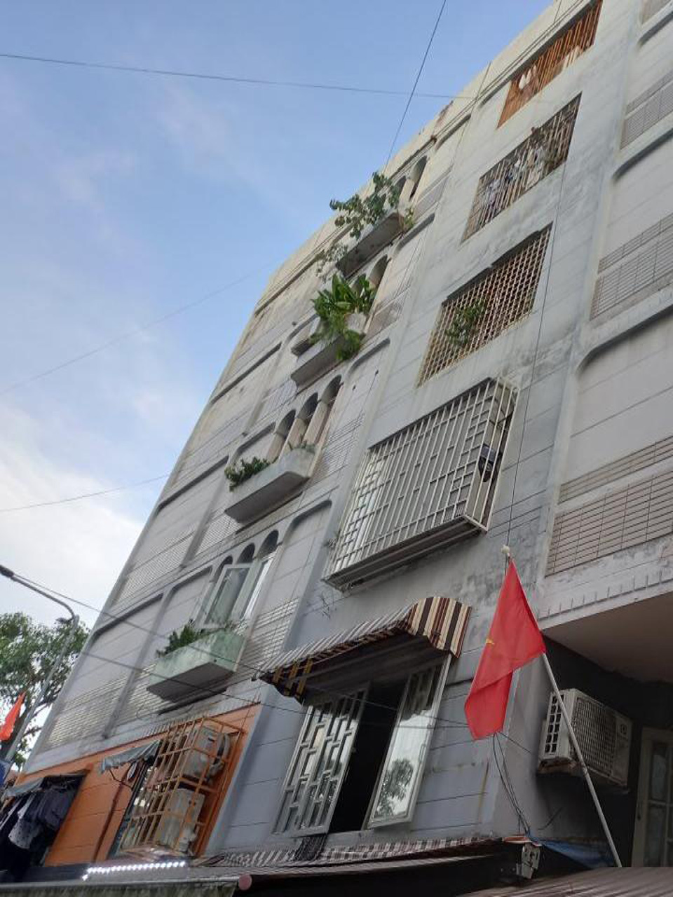 Bán nhà MT chung cư Tân Vĩnh P.6 Quận 4, tầng trệt, 96m2, giá chỉ 5.x tỷ