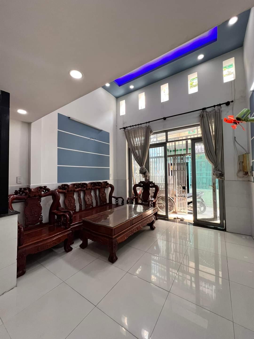 Về quê, bán gấp nhà mới, đẹp 2 tầng sát mặt tiền Đông Hưng Thuận 11 , 2.99 tỷ. TL 