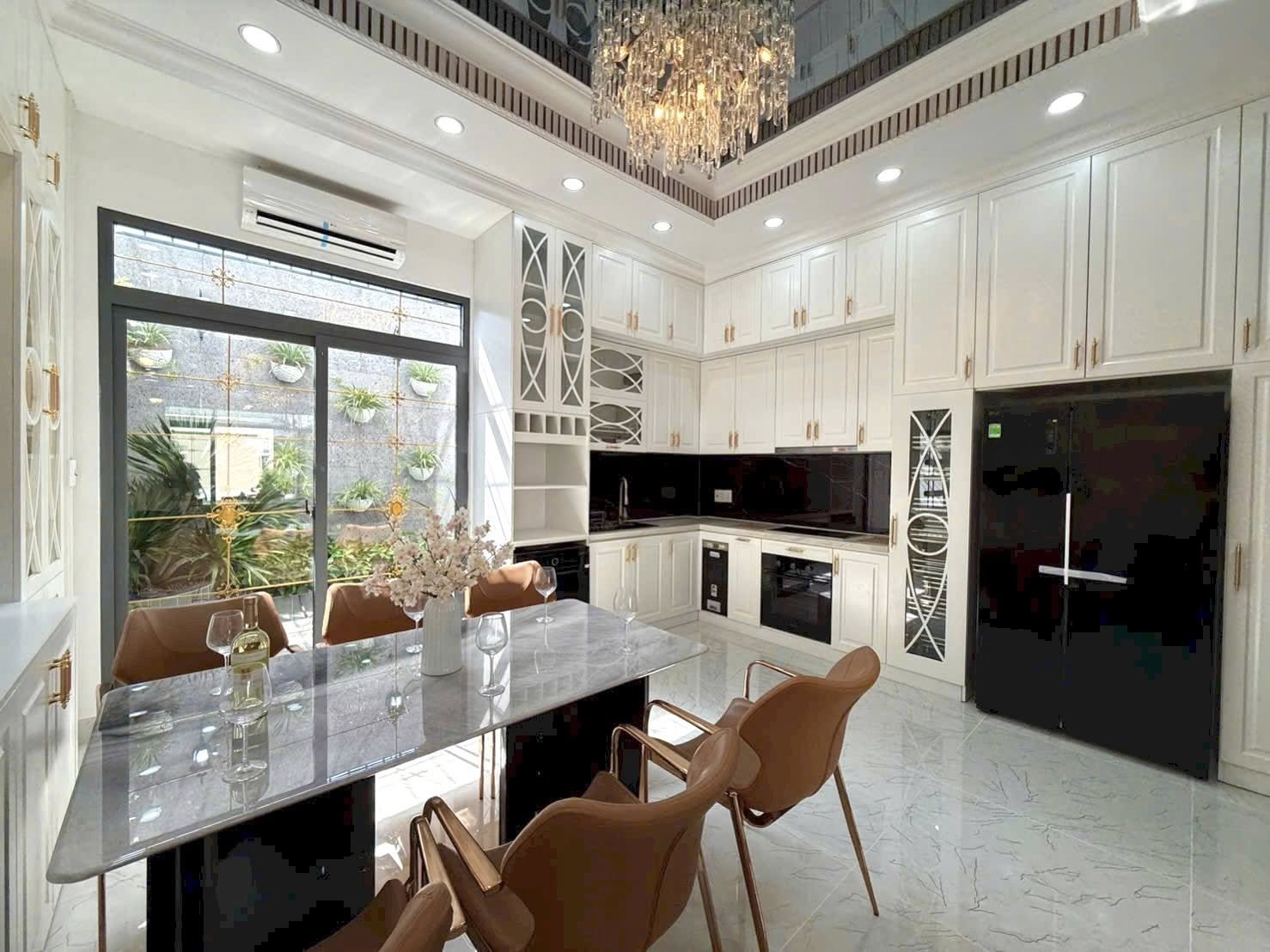 🌹 NHÀ PHỐ KDC PHÚ MỸ, QUẬN 7 – THANG MÁY 🛗  5x18  4PN  2 BẾP  FULL NỘI THẤT  18,6 TỶ (TL) 🌹