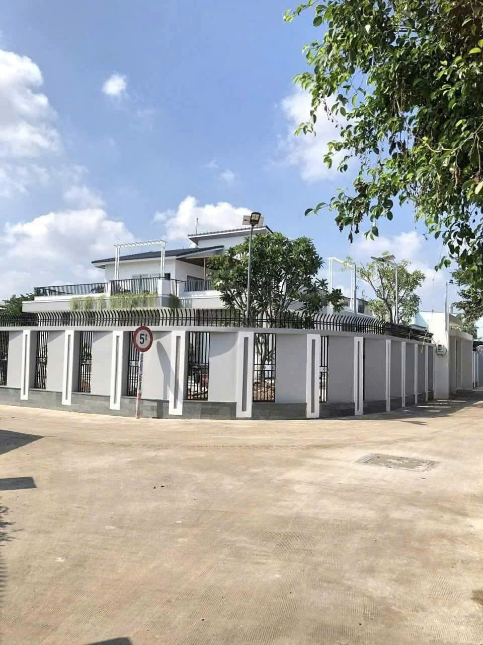 BIỆT THỰ GÓC 2 MT – THỚI TAM THÔN, HÓC MÔN – CHỦ NGỘP RA GẤP