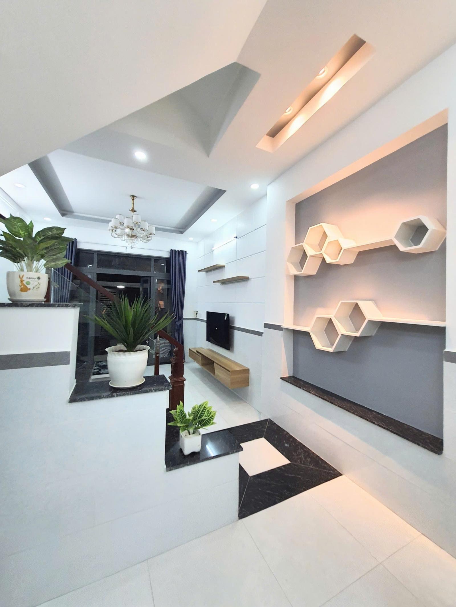 Bán nhà mới xây Full nội thất đướng số 8 linh xuân thủ đức LH:0909428959.
