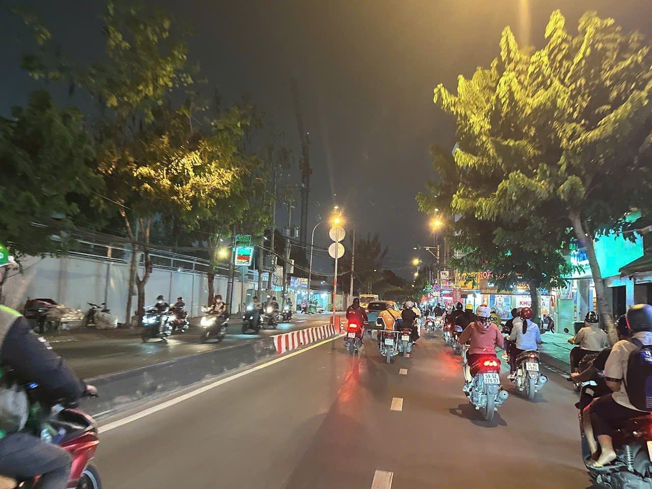 Bán nhà tặng NT hẻm 993 Phạm Văn Bạch 63m2 ngang 5m 5 tầng ngay chợ chỉ 8.2 tỷ.